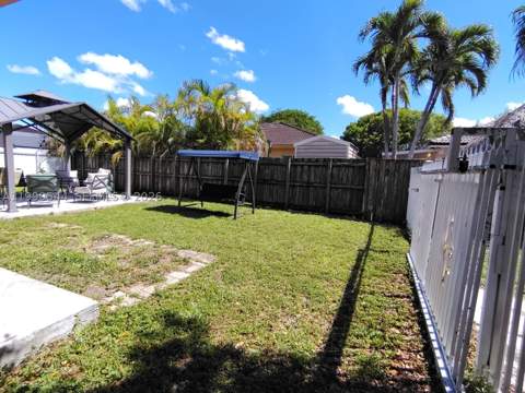 7736 NW 197 Ln, Hialeah FL - photo 10 of 17