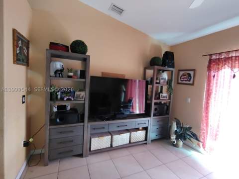 7736 NW 197 Ln, Hialeah FL - photo 6 of 17