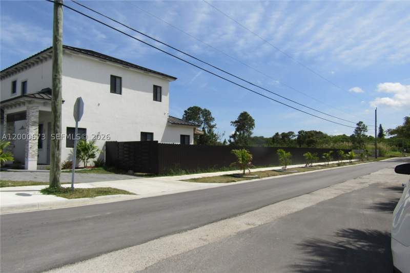 4 bedroom SingleFamilyResidence at 11998 SW 232nd St, Golden Park, Miami — photo 5