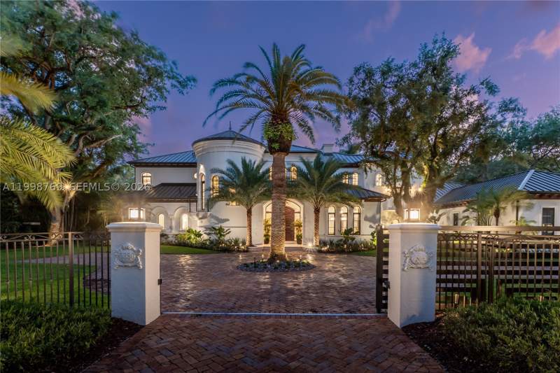 6 bedroom SingleFamilyResidence at 6350 SW 107th St, Helms Country Estates Add, Pinecrest — photo 2