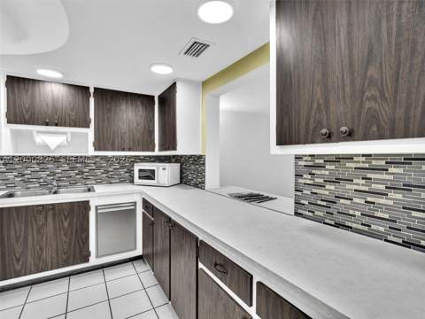 19174 Bobolink Dr, Hialeah FL - photo 13 of 35