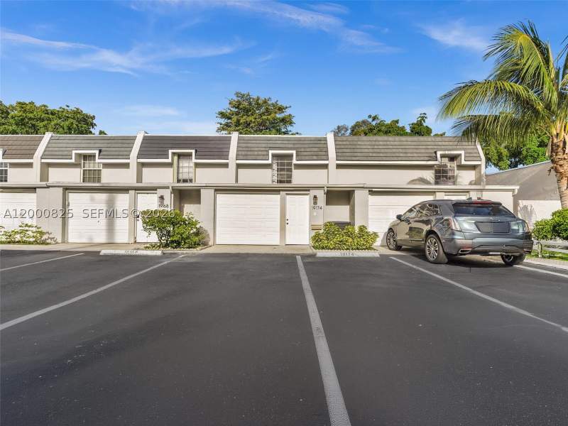 2 bedroom Townhouse at 19174 Bobolink Dr, Country Club Of Miami - F, Hialeah — photo 3