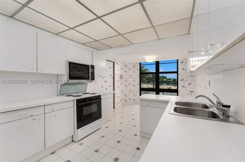 5500 Collins Ave 304, Miami Beach FL - photo 10 of 32