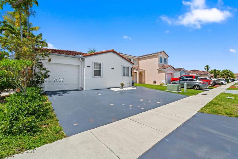 3 bedroom SingleFamilyResidence at 17434 SW 143rd Pl, Weitzer Serena Lakes West, Miami — photo 2