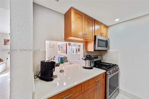 1305 W 53rd St 429, Hialeah FL - photo 10 of 35