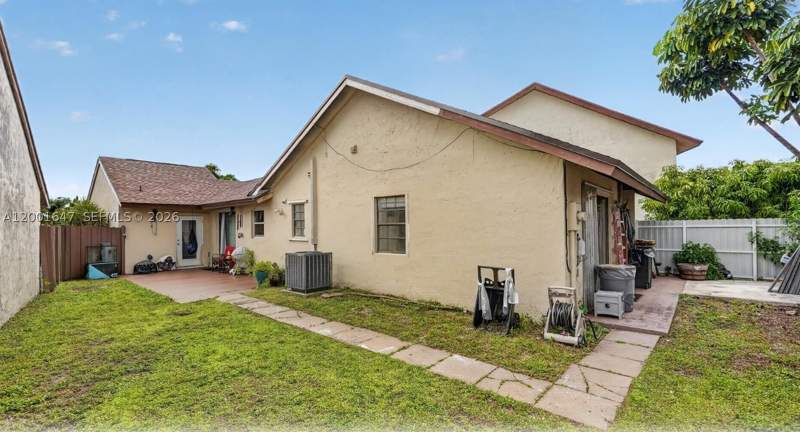 3 bedroom SingleFamilyResidence at 7010 SW 103rd Pl, Pueblo Del Sol Sec 1, Miami — photo 2
