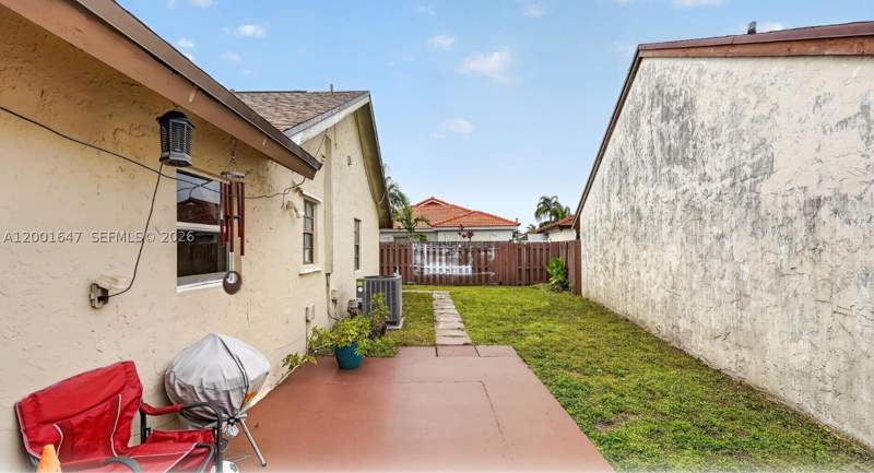 3 bedroom SingleFamilyResidence at 7010 SW 103rd Pl, Pueblo Del Sol Sec 1, Miami — photo 3