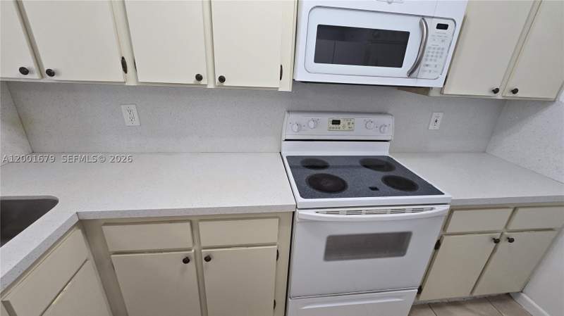 2 bedroom Condominium at 2605 W 67th Pl 23-10, Lago Grande One Condo, Hialeah — photo 5