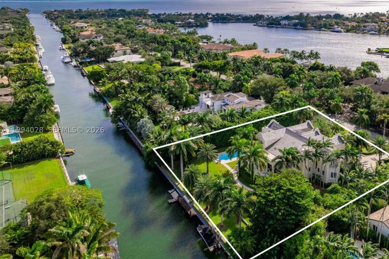6 bedroom SingleFamilyResidence at 585 Arvida Pkwy, Gables Estates No 3, Coral Gables — photo 3