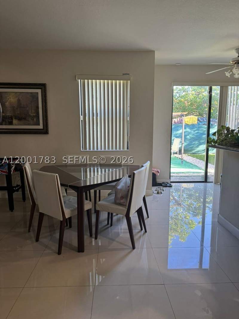 4 bedroom SingleFamilyResidence at 15400 SW 176th Ln, Venetian Parc West, Miami — photo 4