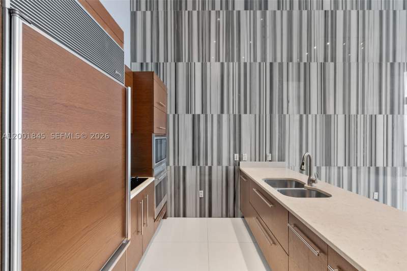 1 bedroom Condominium at 475 Brickell Ave 2812, Iconbrickell Condo No 1, Miami — photo 2