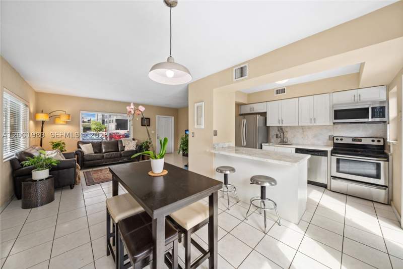 2 bedroom SingleFamilyResidence at 2010 Calais Dr, Isle Of Normandy Miami Vi, Miami Beach — photo 5