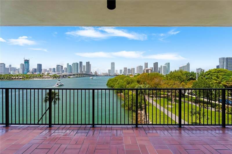 2 bedroom Condominium at 1000 Venetian Way 408, One Thousand Venetian Way, Miami — photo 2