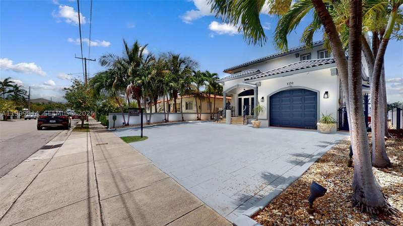 5 bedroom SingleFamilyResidence at 1131 Stillwater Dr, Biscayne Beach-2Nd Addn, Miami Beach — photo 5