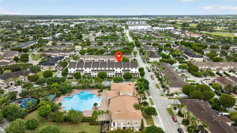 5 bedroom Townhouse at 14213 SW 274th St, Mandarin Lakes, Homestead — photo 2