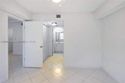 2600 Collins Ave 405, Miami Beach FL - photo 6 of 13