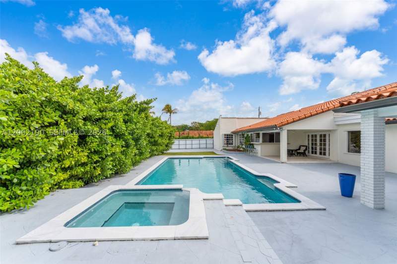 5 bedroom SingleFamilyResidence at 11350 SW 30th St, Bird Road Area, Miami — photo 2