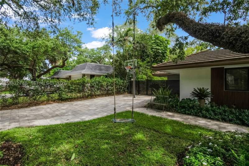 5 bedroom SingleFamilyResidence at 2140 NE 190th Ter, Sky Lake Enchanted Garden, Miami — photo 4