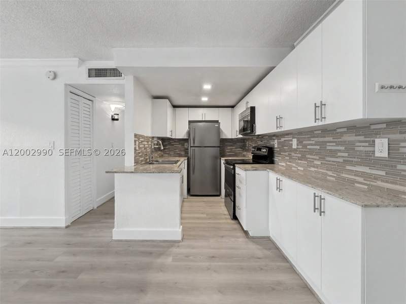 2 bedroom Condominium at 606 W 81st St 120, Las Estrellas Condo, Hialeah — photo 2
