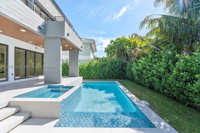 5 bedroom SingleFamilyResidence at 760 Woodcrest Rd, Biscayne Key Estates, Key Biscayne — photo 4