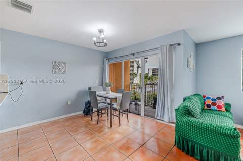 6255 Kendale Lakes Cir 218, Miami FL - photo 7 of 25
