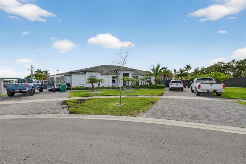 6 bedroom SingleFamilyResidence at 29215 SW 167th Ct, Rambo, Homestead — photo 4