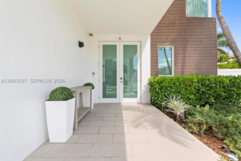 5 bedroom SingleFamilyResidence at 10431 NW 68th Ter, Grand Floridian Estates, Doral — photo 2