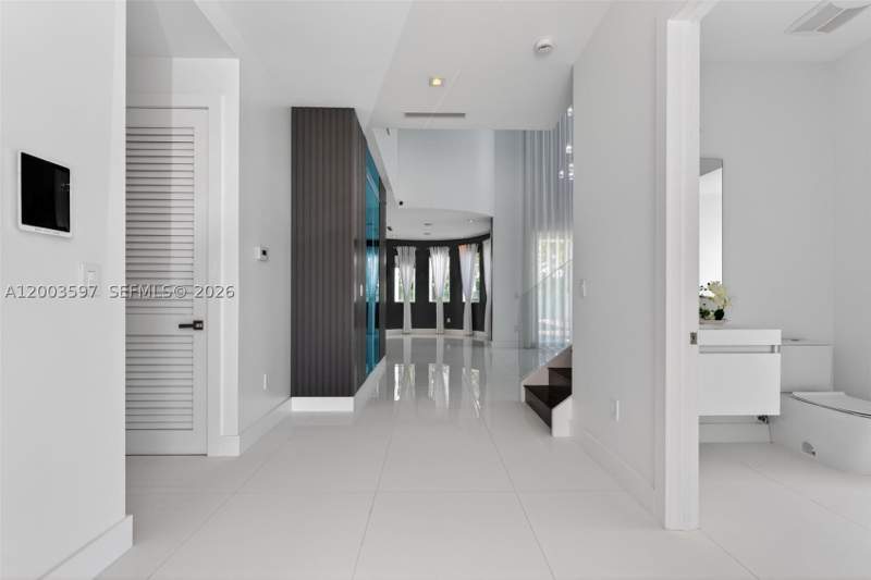 5 bedroom SingleFamilyResidence at 10431 NW 68th Ter, Grand Floridian Estates, Doral — photo 3