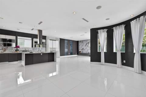 10431 NW 68th Ter, Doral FL - photo 9 of 55