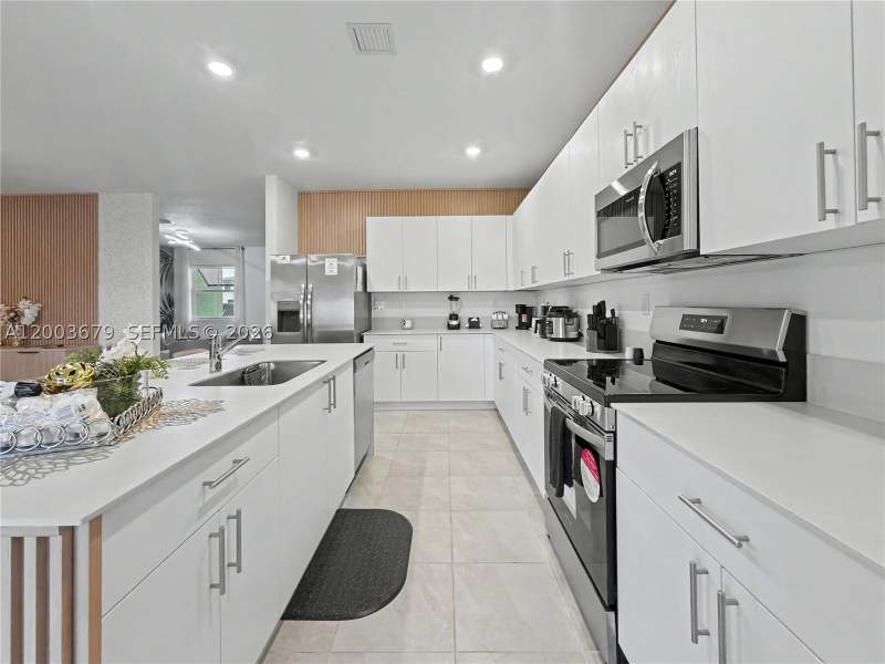 4 bedroom SingleFamilyResidence at 13218 SW 189th Ter, Tregor Estates II, Miami — photo 4
