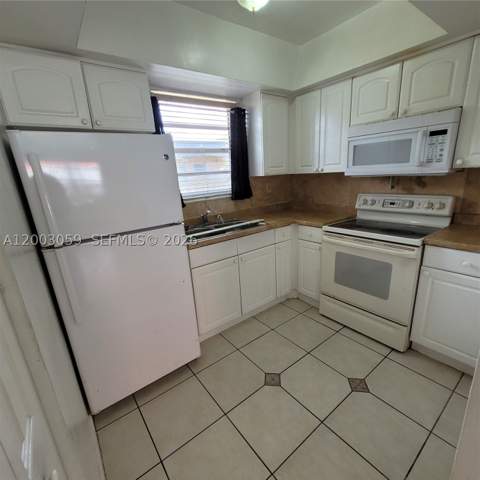 1370 NE 119th St 137015, Miami FL - photo 12 of 28