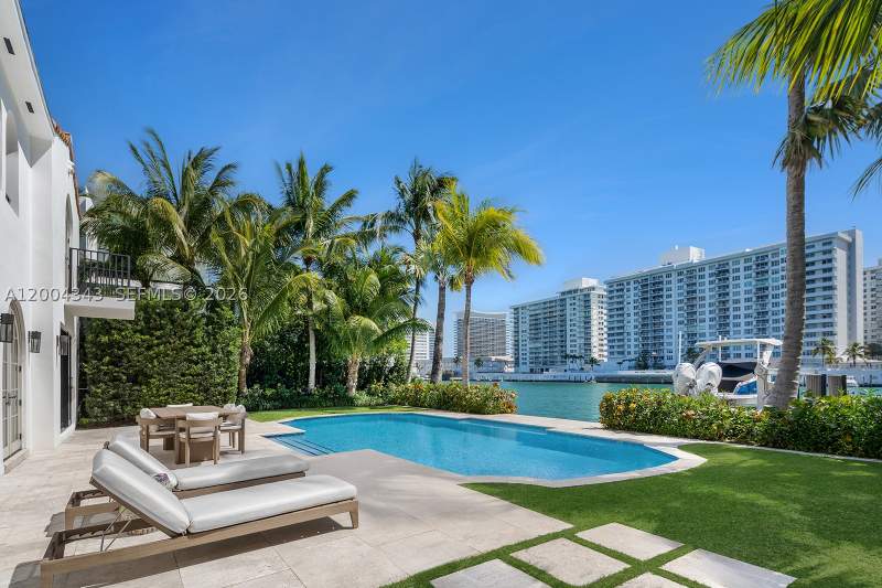 5 bedroom SingleFamilyResidence at 5763 Pine Tree Dr, Beach View Sub, Miami Beach — photo 4