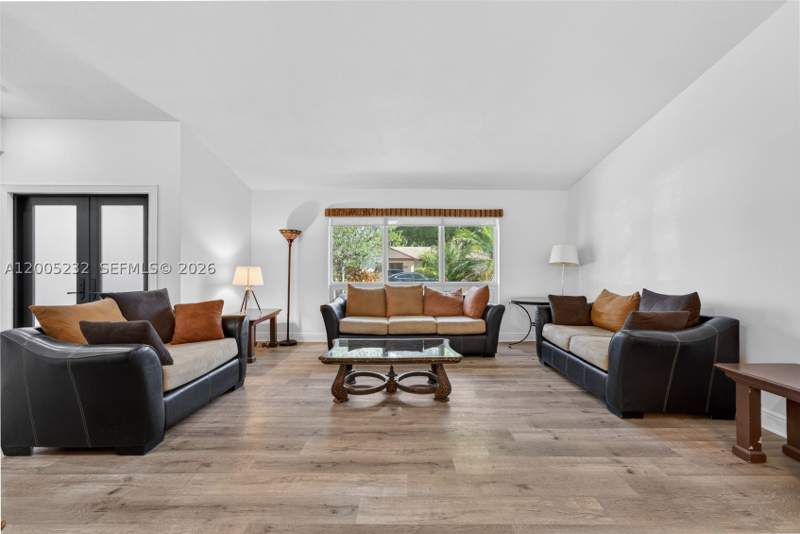 4 bedroom SingleFamilyResidence at 10124 SW 130th Ter, Woods Of Pine Estates, Miami — photo 3