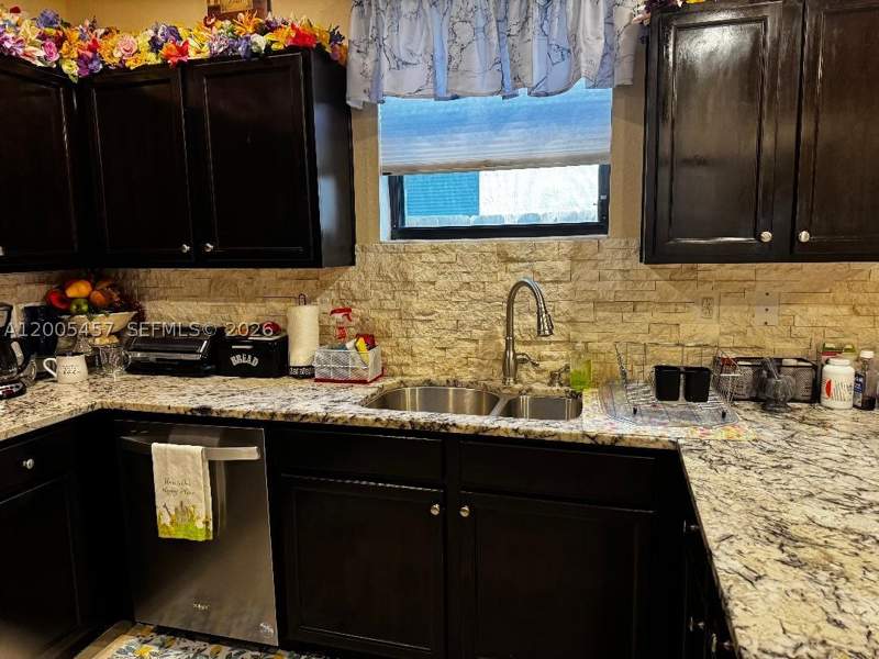 5 bedroom SingleFamilyResidence at 595 SE 33rd Ter, Baywinds Of Flores, Homestead — photo 2