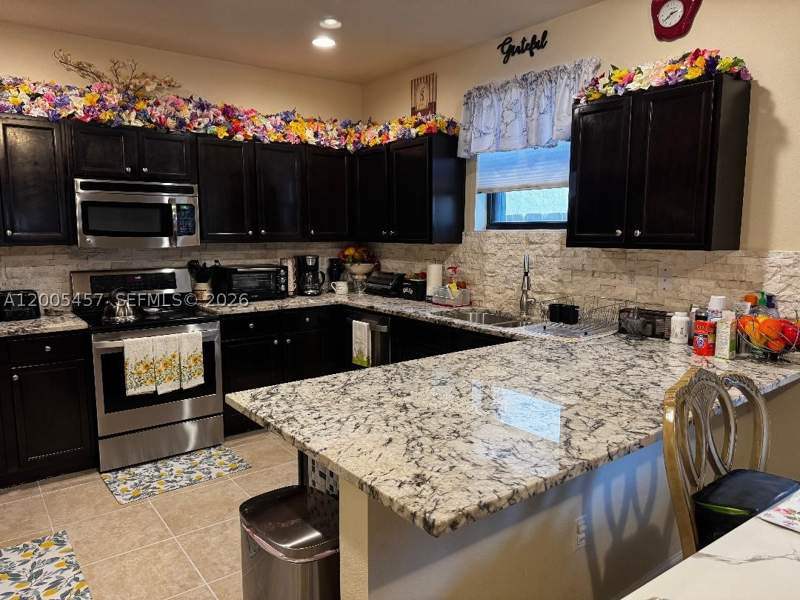 5 bedroom SingleFamilyResidence at 595 SE 33rd Ter, Baywinds Of Flores, Homestead — photo 3