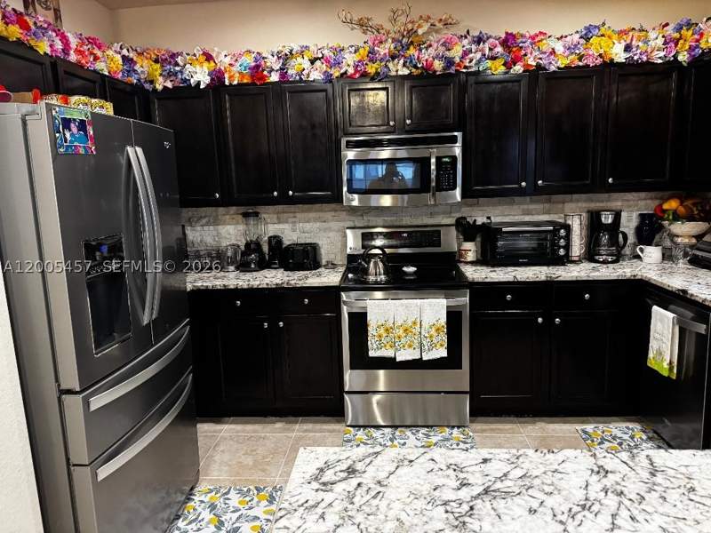 5 bedroom SingleFamilyResidence at 595 SE 33rd Ter, Baywinds Of Flores, Homestead — photo 4