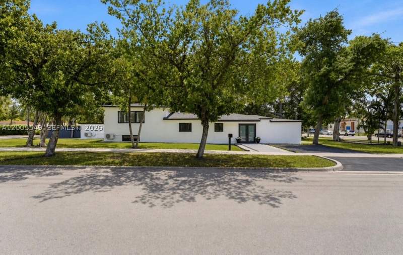 7 bedroom SingleFamilyResidence at 1810 NE 161st St, Fulford Heights, North Miami Beach — photo 3