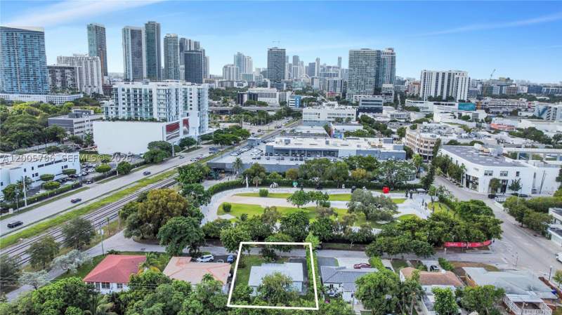 2 bedroom SingleFamilyResidence at 231 NE 43rd St, Brentwood Rev Pl, Miami — photo 4