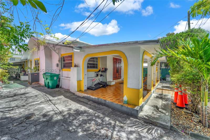 3 bedroom SingleFamilyResidence at 219 SW 6th Ave, City Of Miami South, Miami — photo 4