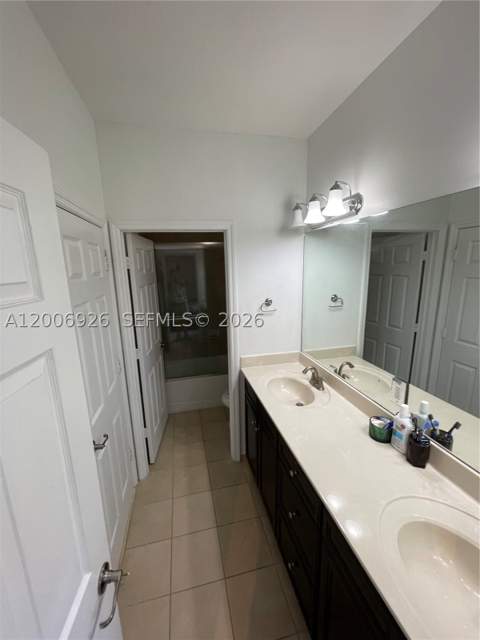 10086 NW 89th Ter, Doral FL - photo 13 of 19