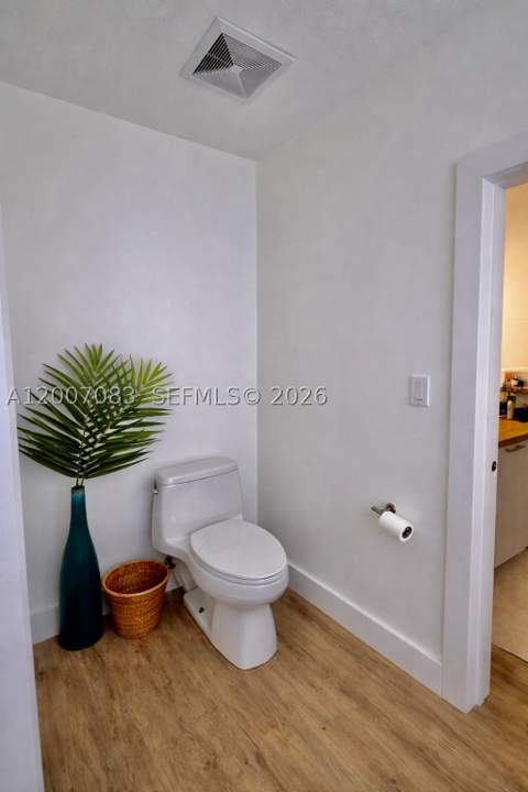 1800 N Bayshore Dr 303, Miami FL - photo 10 of 55