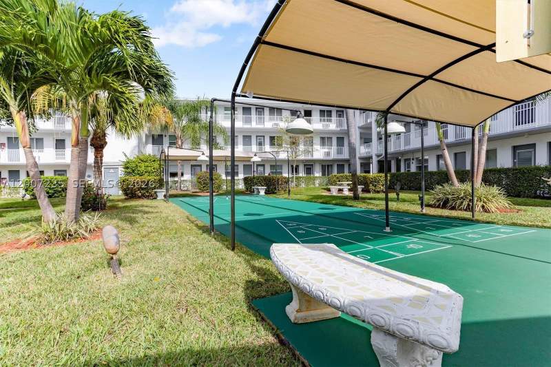 1 bedroom StockCooperative at 15610 NE 6th Ave 18C, Golden Towers No 2 Inc -, Miami — photo 3