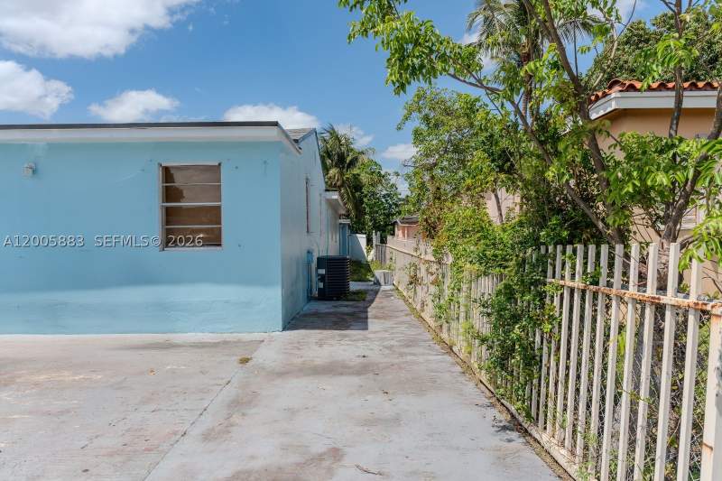 5 bedroom SingleFamilyResidence at 141 E 16th St, Town Of Hialeah 1 Addn Am, Hialeah — photo 4