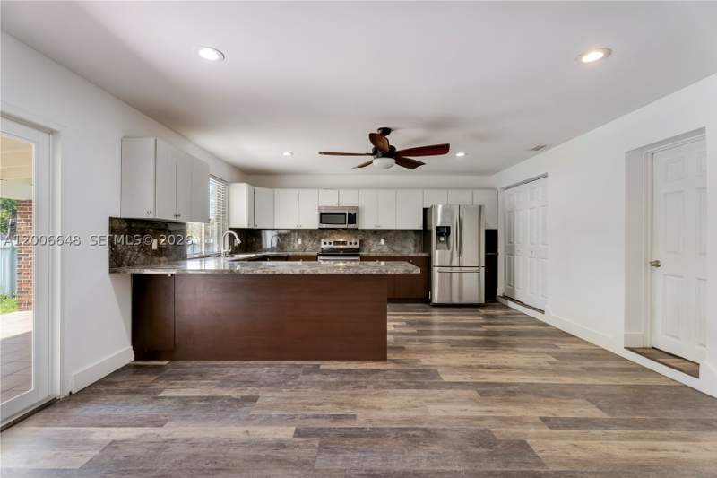 3 bedroom SingleFamilyResidence at 330 SW 104th Ct, Raineys Sub, Sweetwater — photo 4