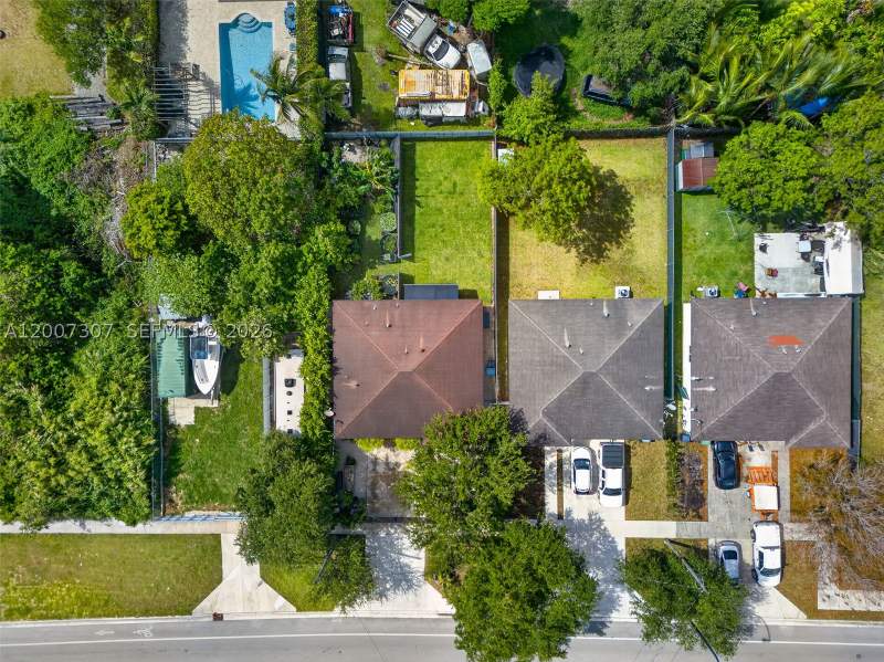 3 bedroom SingleFamilyResidence at 12310 SW 216th St, Flamingo Park, Miami — photo 2