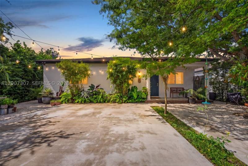 3 bedroom SingleFamilyResidence at 12310 SW 216th St, Flamingo Park, Miami — photo 5