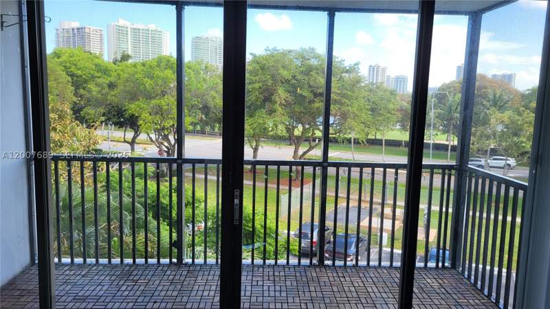 1 bedroom Condominium at 3475 N Country Club Dr 409, Ensenada Condo Bldg E-Ii, Aventura — photo 2
