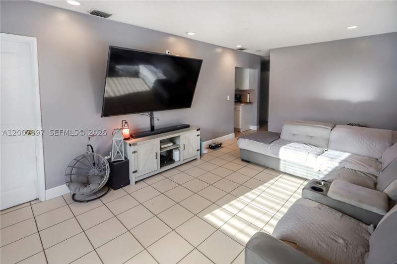 3 bedroom SingleFamilyResidence at 571 E 60th St, Logan Crest Rev Pl, Hialeah — photo 2