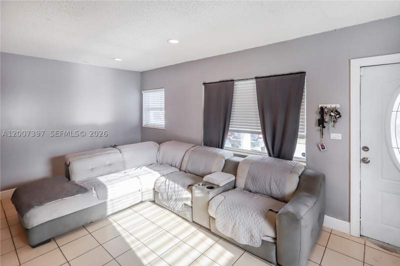 3 bedroom SingleFamilyResidence at 571 E 60th St, Logan Crest Rev Pl, Hialeah — photo 3