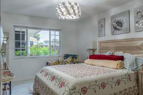 8419 NW 193rd Ln, Hialeah FL - photo 20 of 37